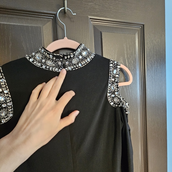 Cold sholder black dress. Size6 - Picture 6 of 9